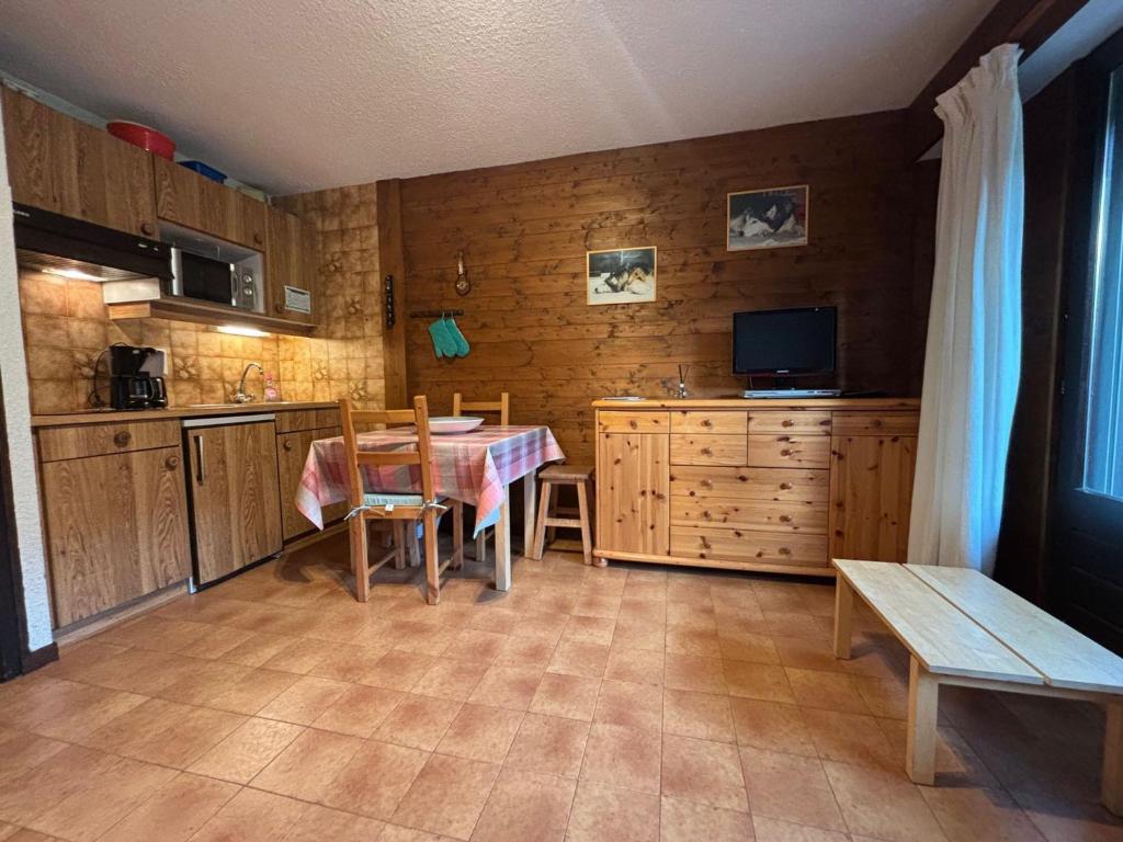 eine Küche mit Tisch und ein Esszimmer in der Unterkunft Studio près des pistes du Crêt Béni avec balcon - FR-1-692-67 in La Chapelle-dʼAbondance