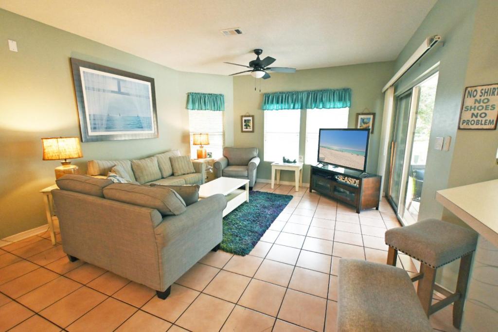 Χώρος καθιστικού στο Relaxing Beach Walk Condo with Pool Views and Easy Beach Access Sandpiper Cove Unit 9201