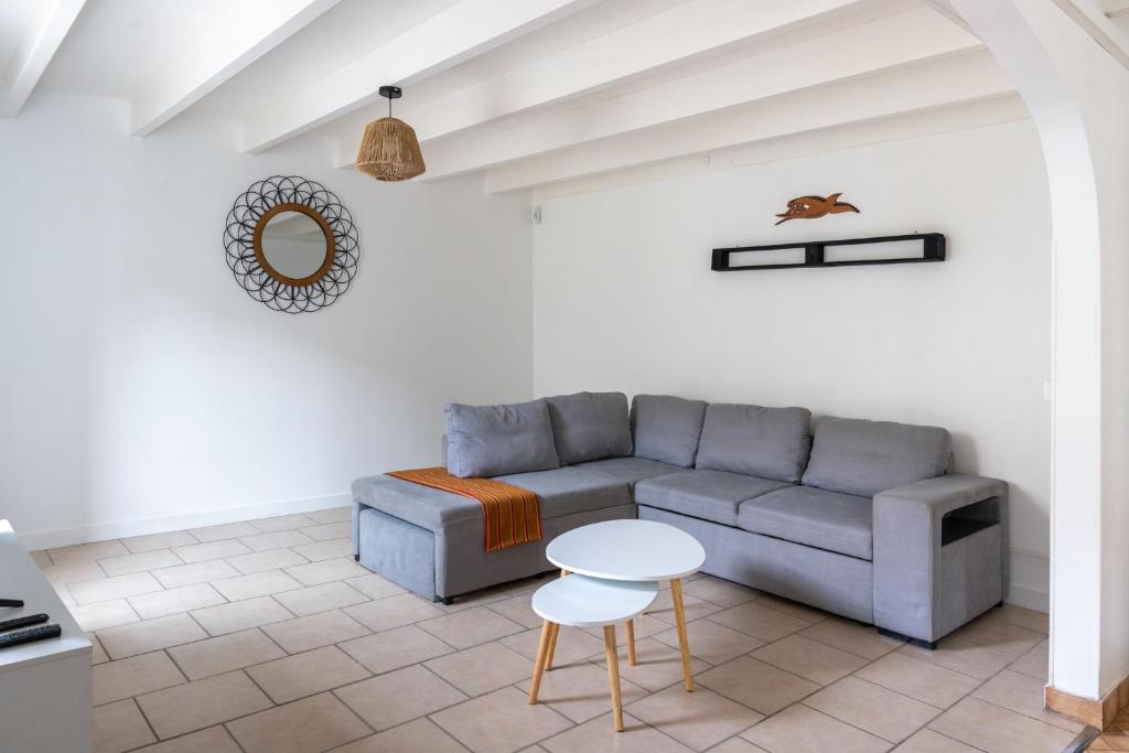 un salon avec un canapé et une table dans l'établissement Maison familiale au coeur du bocage, à Chanteloup