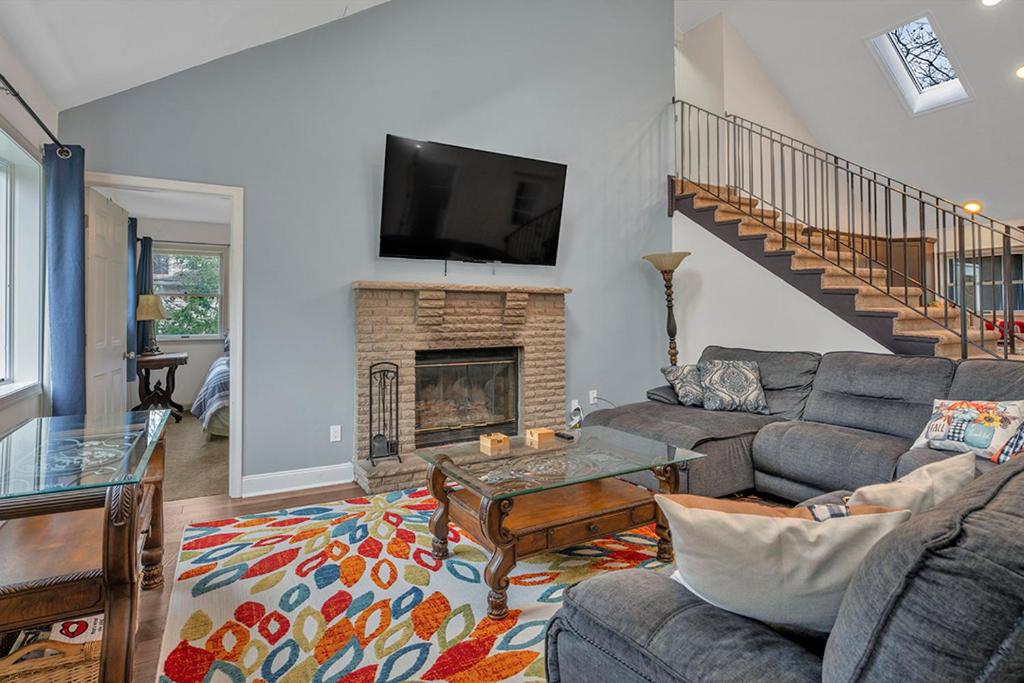 Predel za sedenje v nastanitvi 4BR Retreat with Hot Tub and Resort Style Amenities