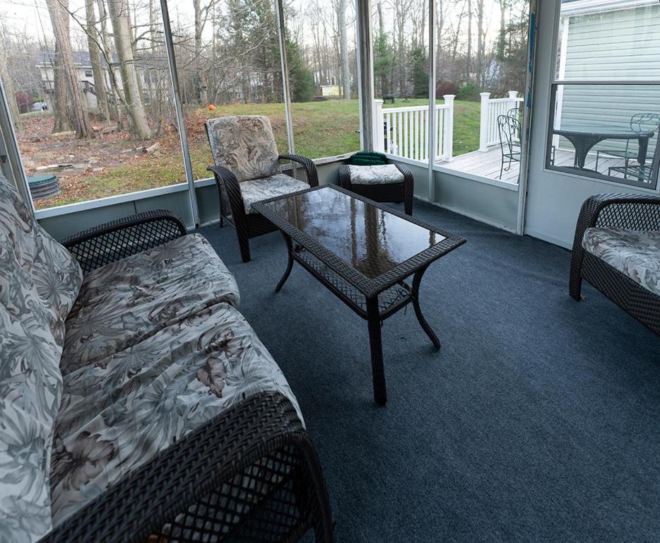 Predel za sedenje v nastanitvi 4BR Retreat with Hot Tub and Resort Style Amenities