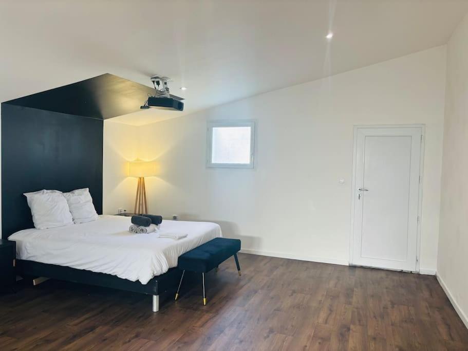 une chambre avec un lit sur lequel est assis un chat dans l'établissement Charmant Studio 1 avec Jacuzzi à Quéven, à Quéven