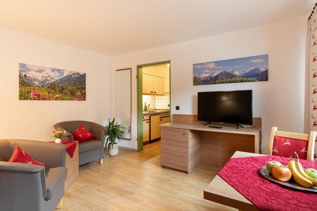 TV a/nebo společenská místnost v ubytování Familien- und Wellnesshotel "Landhaus Viktoria"