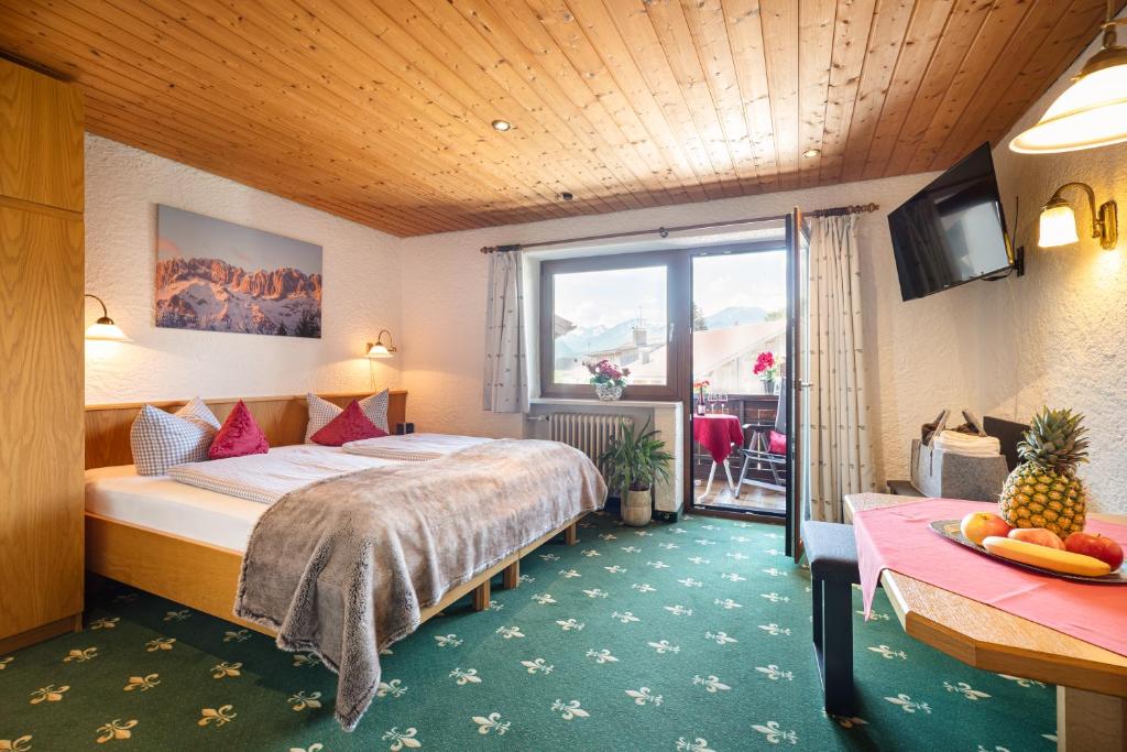 Postel nebo postele na pokoji v ubytování Familien- und Wellnesshotel "Landhaus Viktoria"