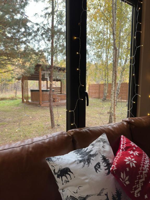 Vonkajšia záhrada v ubytovaní Domek nad Zegrzem z prywatnym jacuzzi