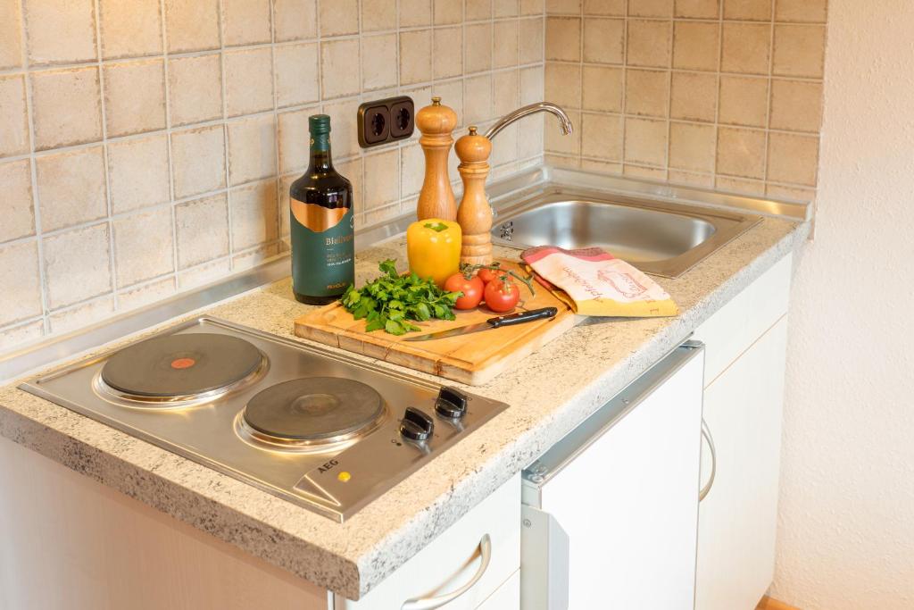 Kuchyň nebo kuchyňský kout v ubytování Familien- und Wellnesshotel "Landhaus Viktoria"