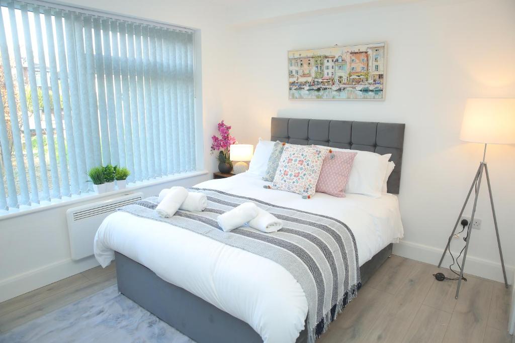 Postel nebo postele na pokoji v ubytování Private Ensuite 4 min drive to Luton Airport