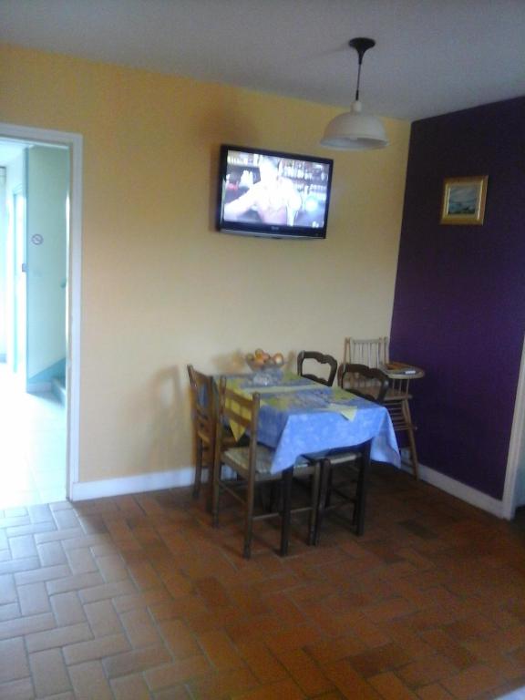 TV a/nebo společenská místnost v ubytování Hôtel l'Eden