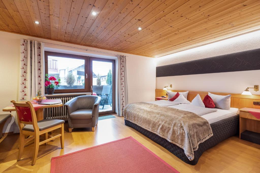 Postel nebo postele na pokoji v ubytování Familien- und Wellnesshotel "Landhaus Viktoria"