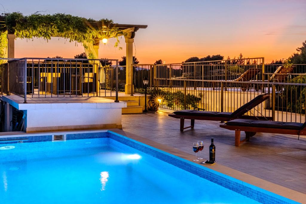 A piscina localizada em Villa Julia with heated pool and hot tub, ideal for large groups ou nos arredores