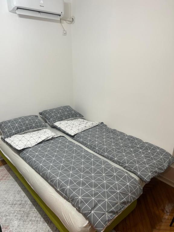 Postel nebo postele na pokoji v ubytování Aurora Apartmani Indjija
