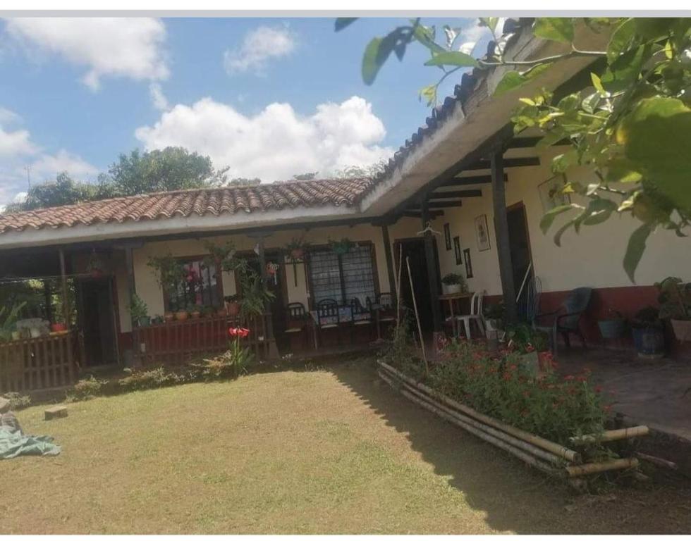 Κήπος έξω από το Casa Rural Mondomo Cauca