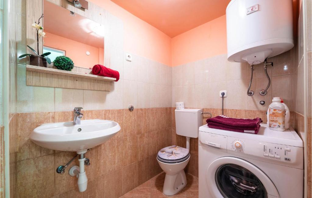 Koupelna v ubytování 4 Bedroom Lovely Home In Veliki Vareski