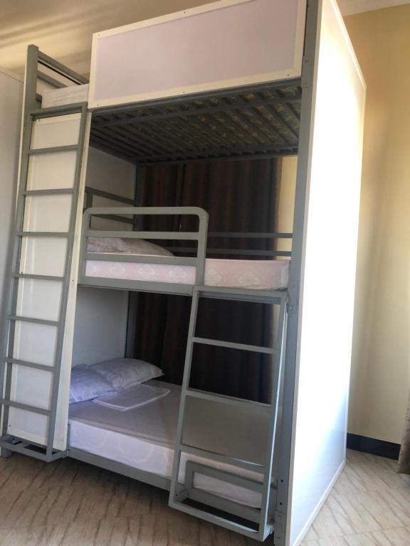 Palanda nebo palandy na pokoji v ubytování VUGA Hostel