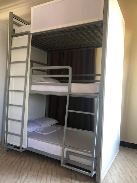 Palanda nebo palandy na pokoji v ubytování VUGA Hostel