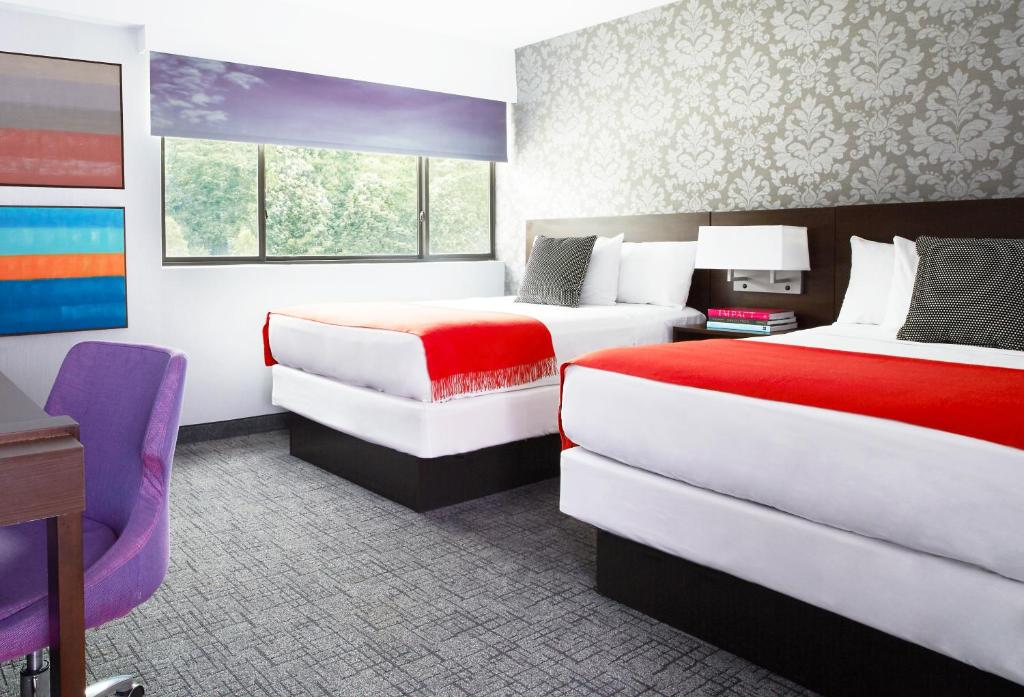Postel nebo postele na pokoji v ubytování The Royal Regency Hotel