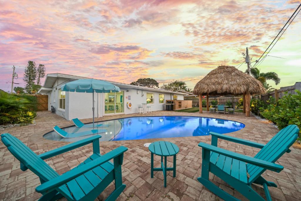 Kolam renang di atau dekat dengan Island Oasis With Heated Pool Private Tiki Bar!