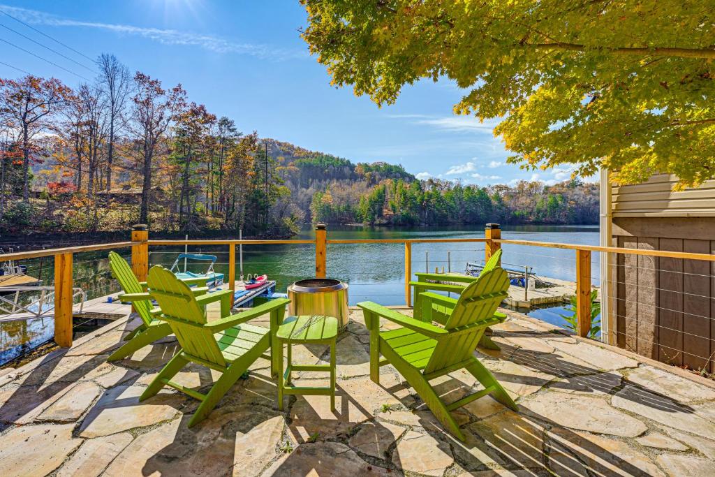 Cozy Lake Santeetlah Cottage with Dock and 3 Kayaks!, Robbinsville ...