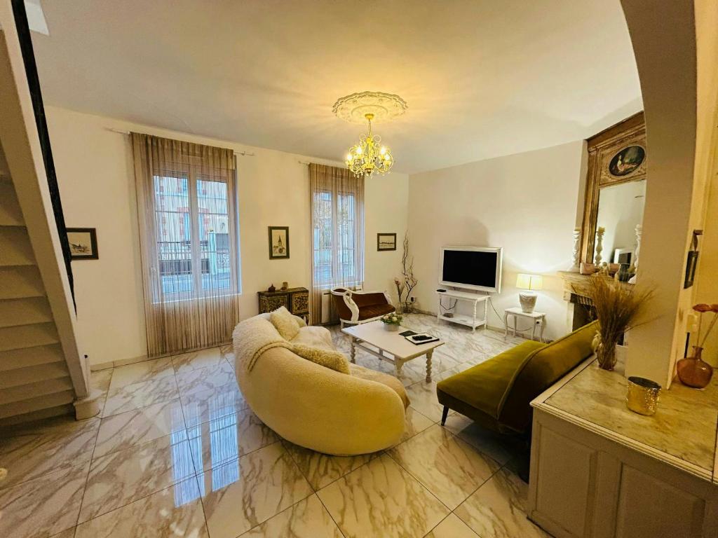 un salon avec un canapé et une table dans l'établissement Magnifique Maison dartiste La Maison Aerts, à Reims