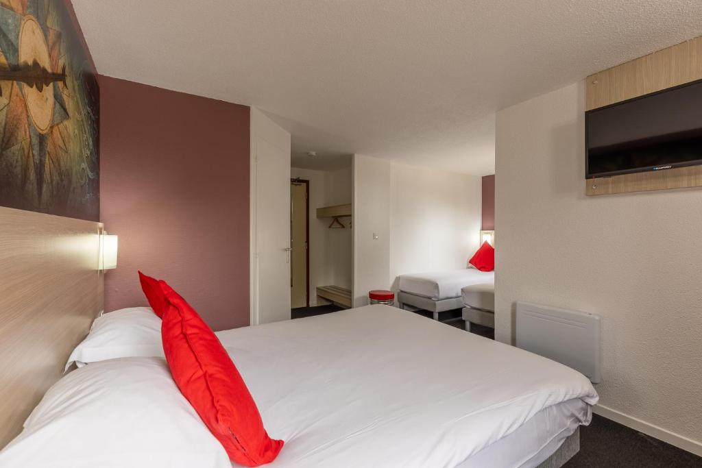 Postel nebo postele na pokoji v ubytování HÔTEL ÉDEN - Metz Nord - Woippy - Porte du Luxembourg - A31