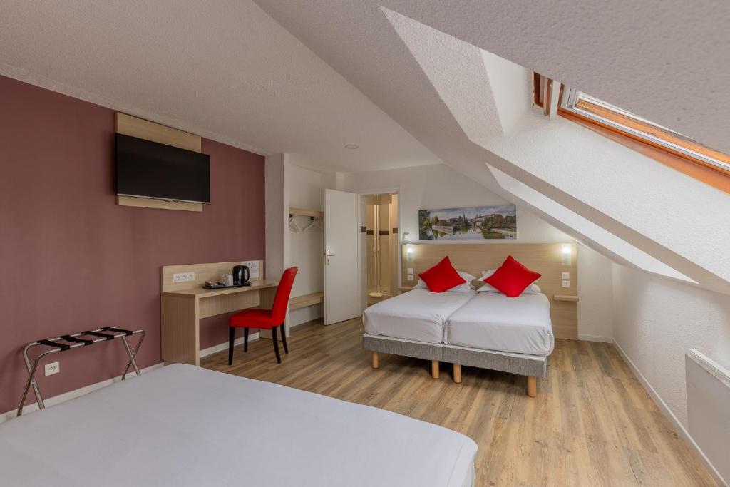 Postel nebo postele na pokoji v ubytování HÔTEL ÉDEN - Metz Nord - Woippy - Porte du Luxembourg - A31