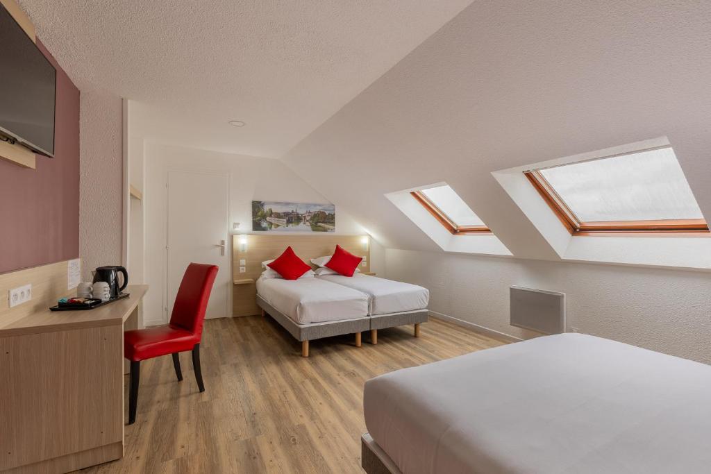 Postel nebo postele na pokoji v ubytování HÔTEL ÉDEN - Metz Nord - Woippy - Porte du Luxembourg - A31