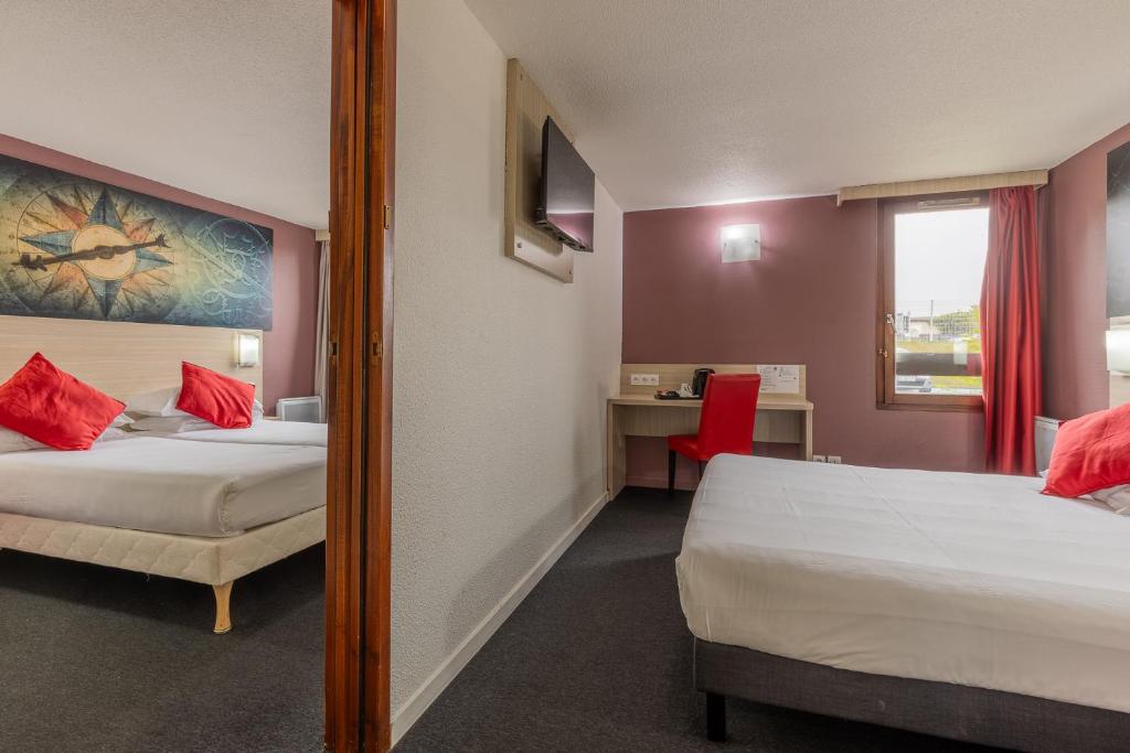 Postel nebo postele na pokoji v ubytování HÔTEL ÉDEN - Metz Nord - Woippy - Porte du Luxembourg - A31