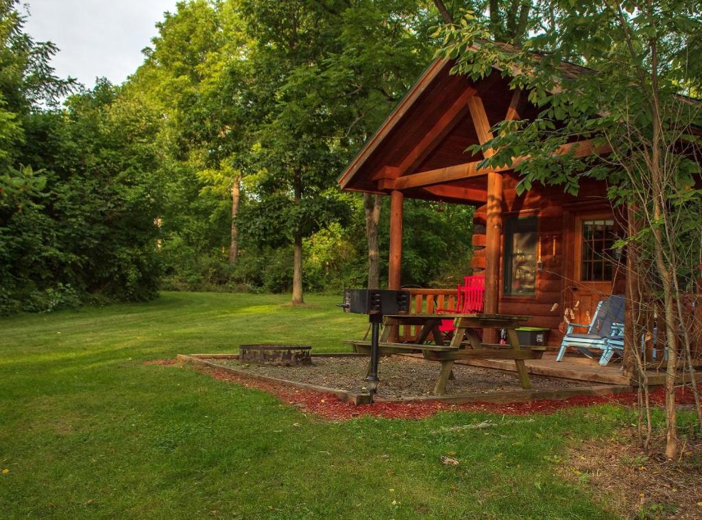 Aed väljaspool majutusasutust Mill Creek Cabins