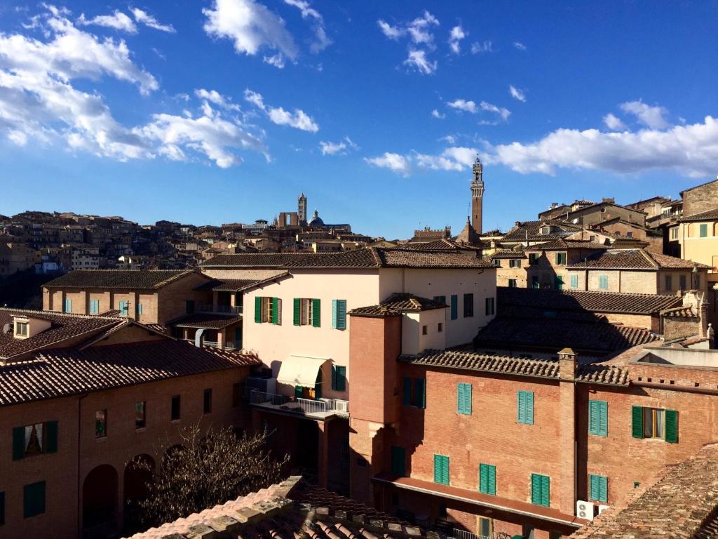 vista sulla città dai tetti degli edifici di Casa Emilio a Siena