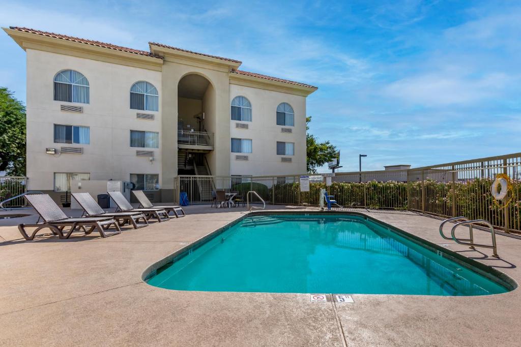Bazén v ubytování Comfort Inn & Suites Phoenix North - Deer Valley nebo v jeho okolí
