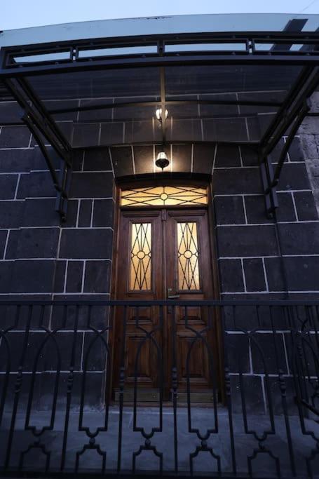 una porta in un edificio di mattoni con finestra di Old Gyumri in a new style Հին Գյումրին նոր ոճով Старый Гюмри в новом стиле a Gyumri