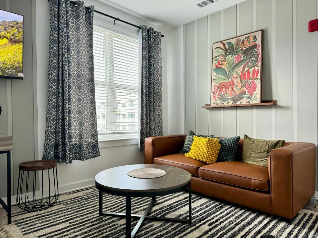 una sala de estar con un sofá y una mesa en Luxury 1B1B with Balcony Downtown 542Blvd, en Atlanta