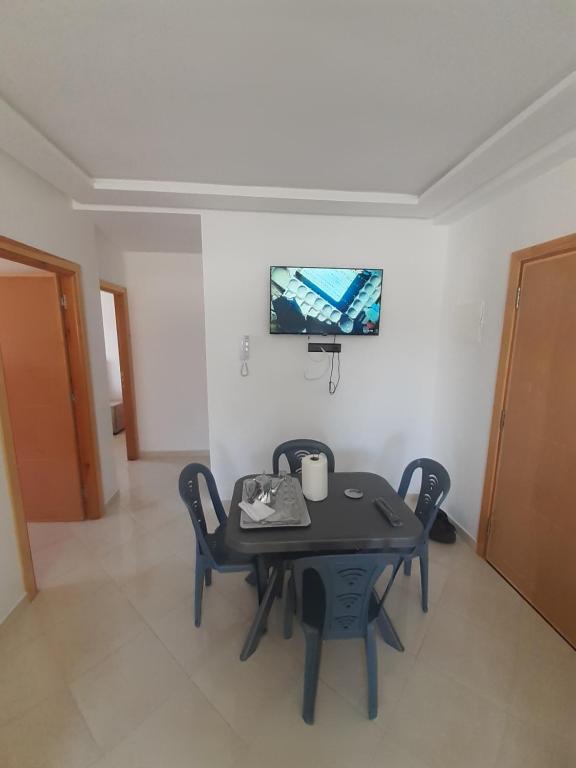 TV a/nebo společenská místnost v ubytování Appartement à Martil 10 min de la plage