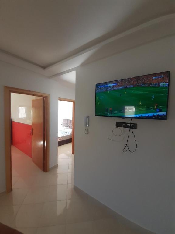 TV a/nebo společenská místnost v ubytování Appartement à Martil 10 min de la plage