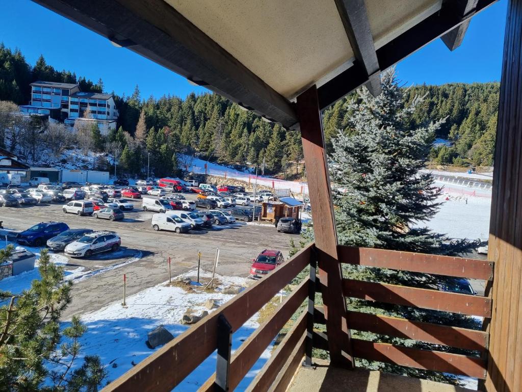 - un balcon avec vue sur un parking dans l'établissement Appart au pied des pistes - P2000, à Bolquère-Pyrénées 2000