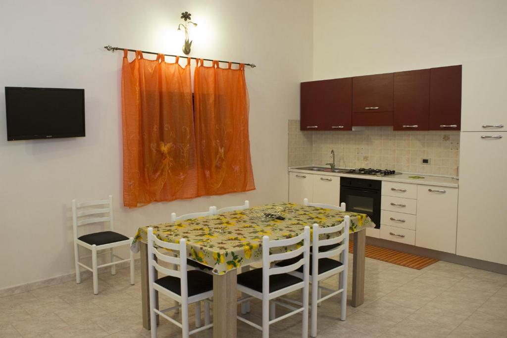 Kuchyňa alebo kuchynka v ubytovaní Casa Vacanze Calafarina