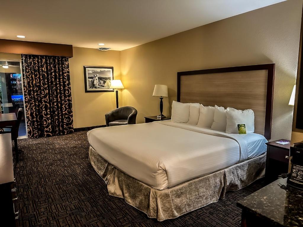 Heritage Inn - Standard King Room