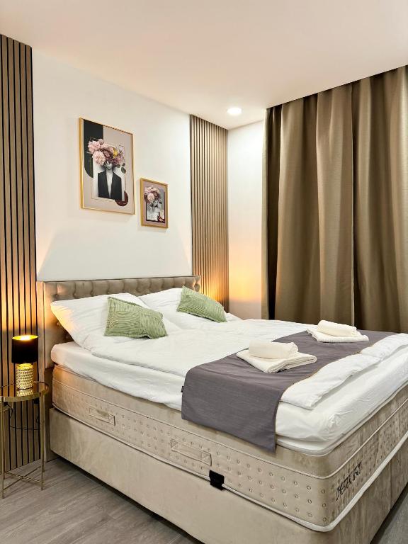 Postel nebo postele na pokoji v ubytování Little Downtown Apartment