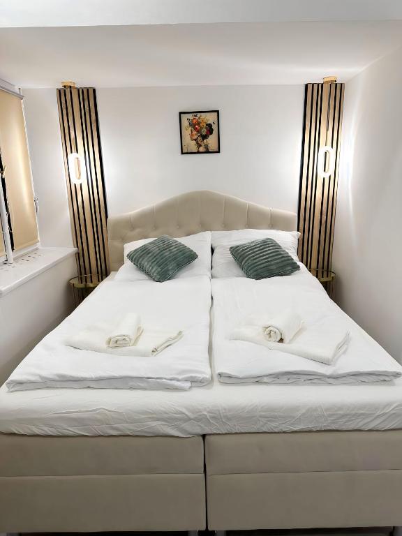 Postel nebo postele na pokoji v ubytování Little Downtown Apartment