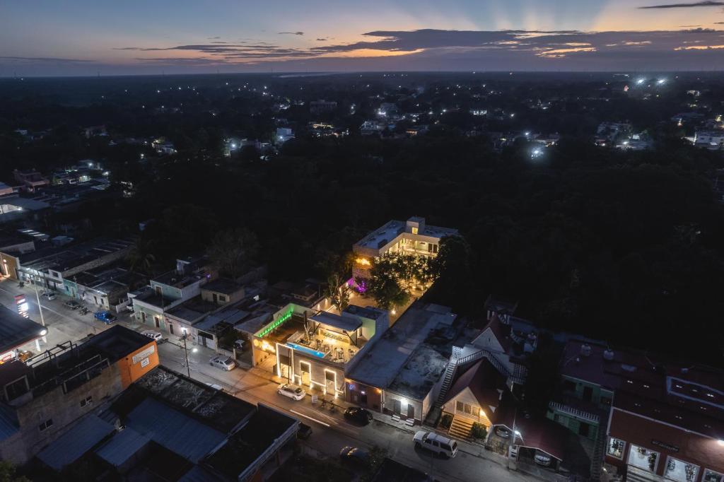 Letecký snímek ubytování Hotel Kuxtal