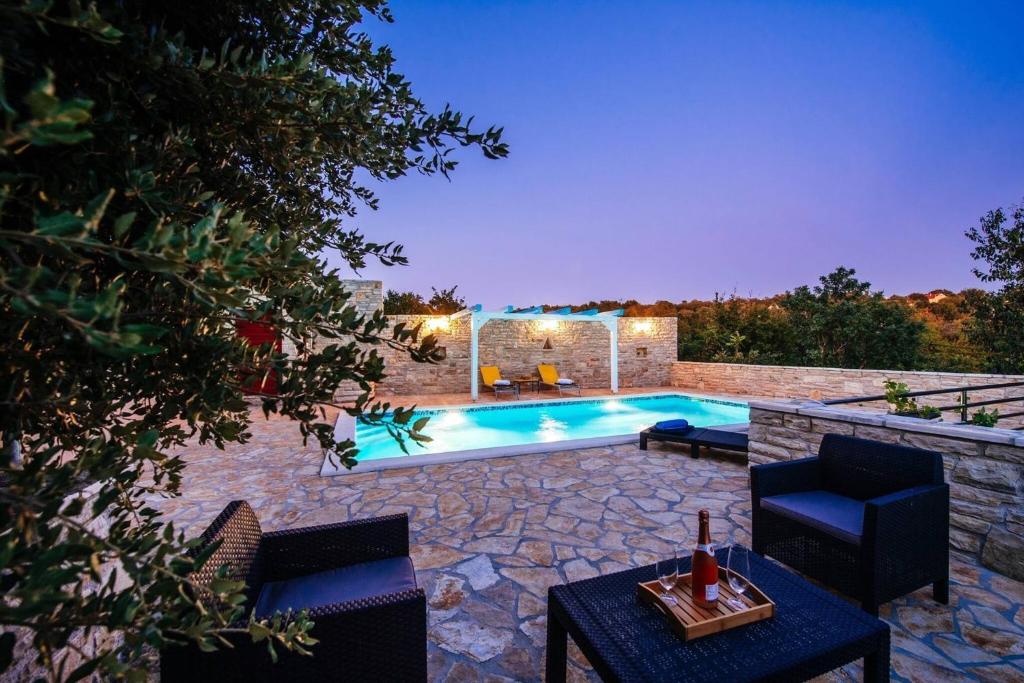 Bazén v ubytovaní MY DALMATIA - Holiday home Korlat with private pool alebo v jeho blízkosti