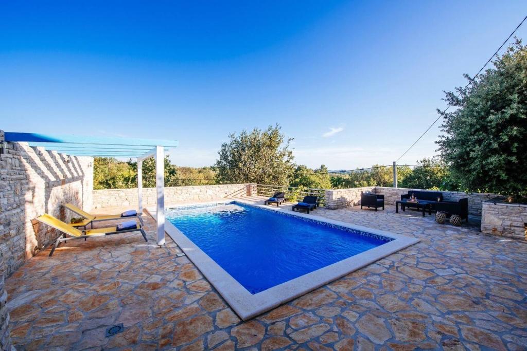 Bazén v ubytovaní MY DALMATIA - Holiday home Korlat with private pool alebo v jeho blízkosti