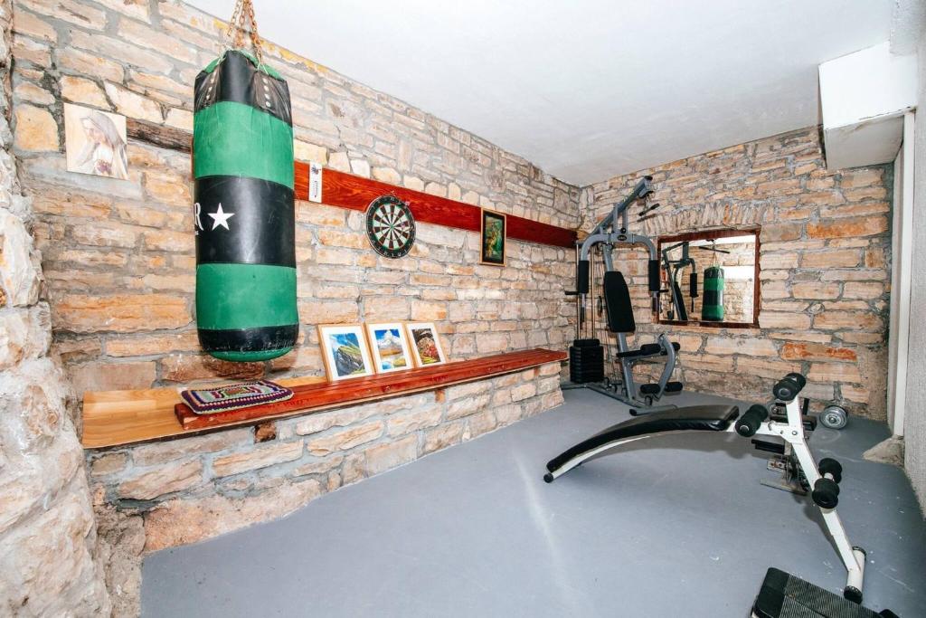 Posilňovňa alebo fitness centrum v ubytovaní MY DALMATIA - Holiday home Korlat with private pool