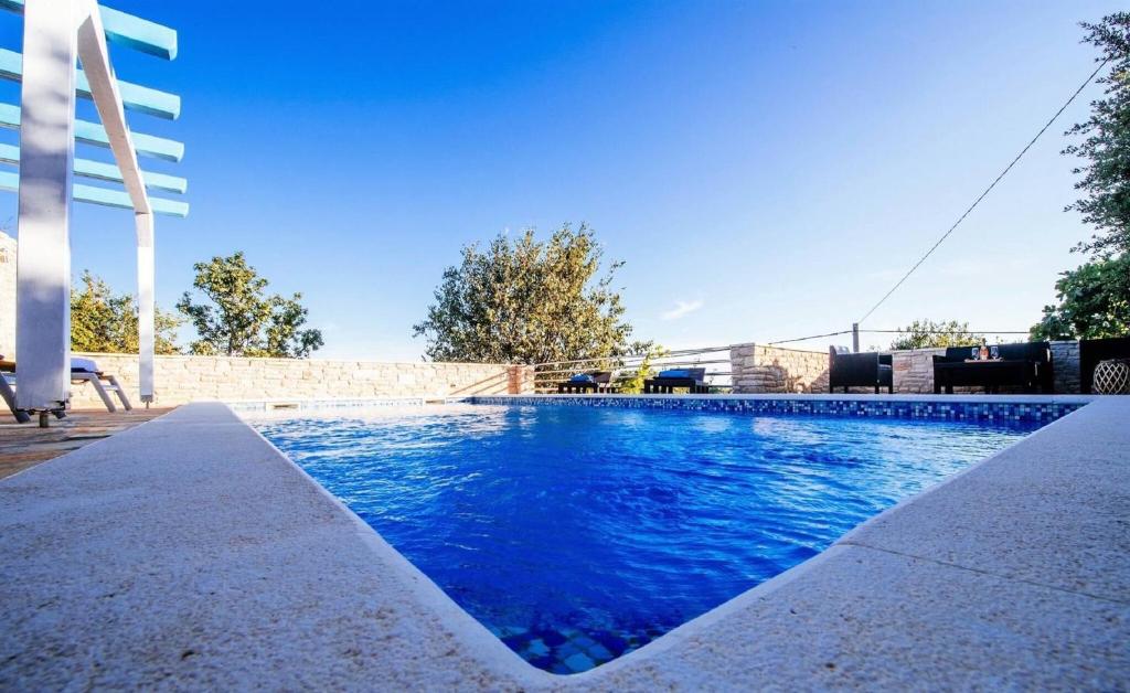 Bazén v ubytovaní MY DALMATIA - Holiday home Korlat with private pool alebo v jeho blízkosti