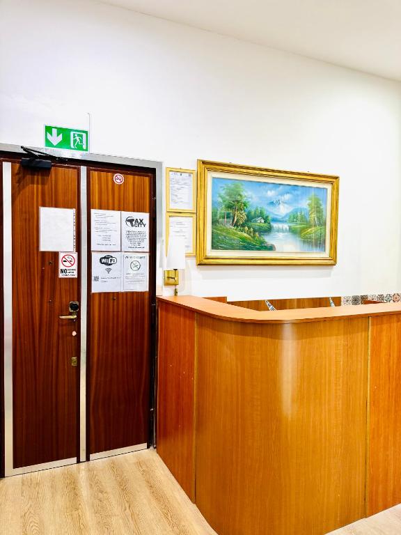 biuro z recepcją i obrazem na ścianie w obiekcie Tawhid Accomodation w Rzymie