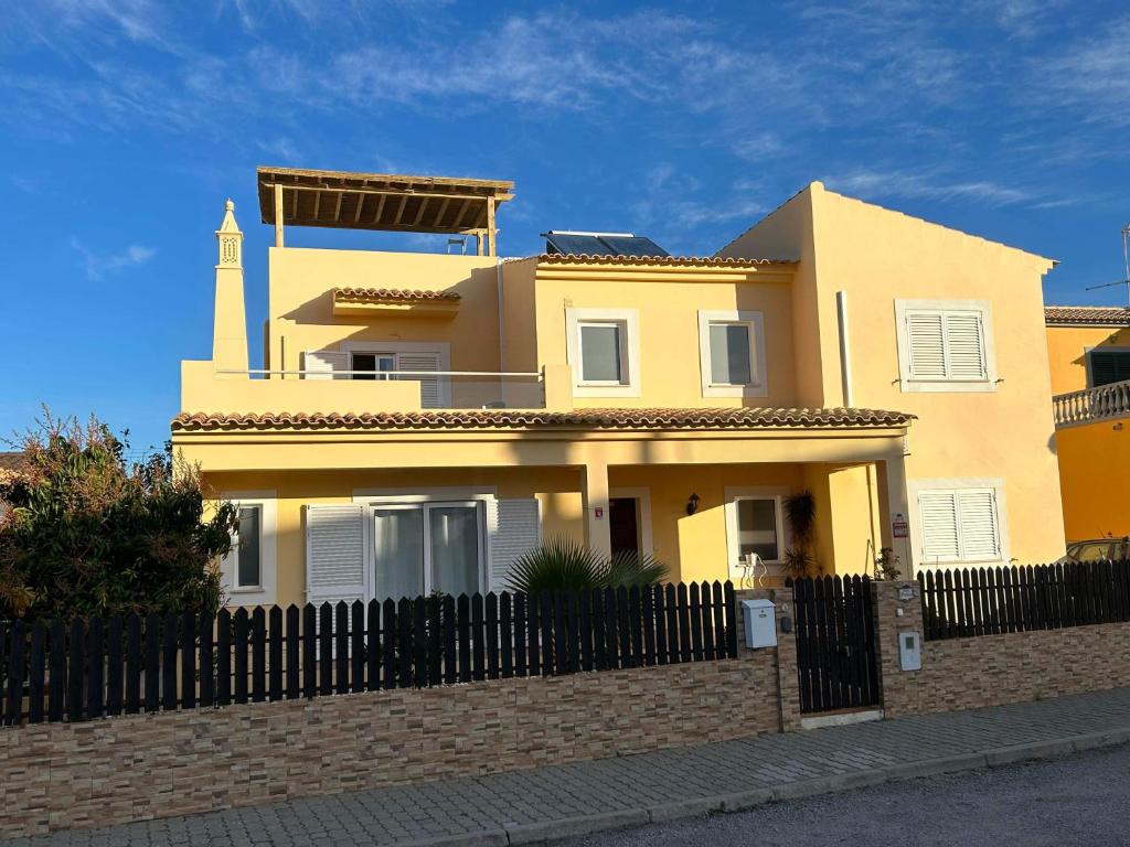 Tòa nhà nơi nhà nghỉ dưỡng tọa lạc