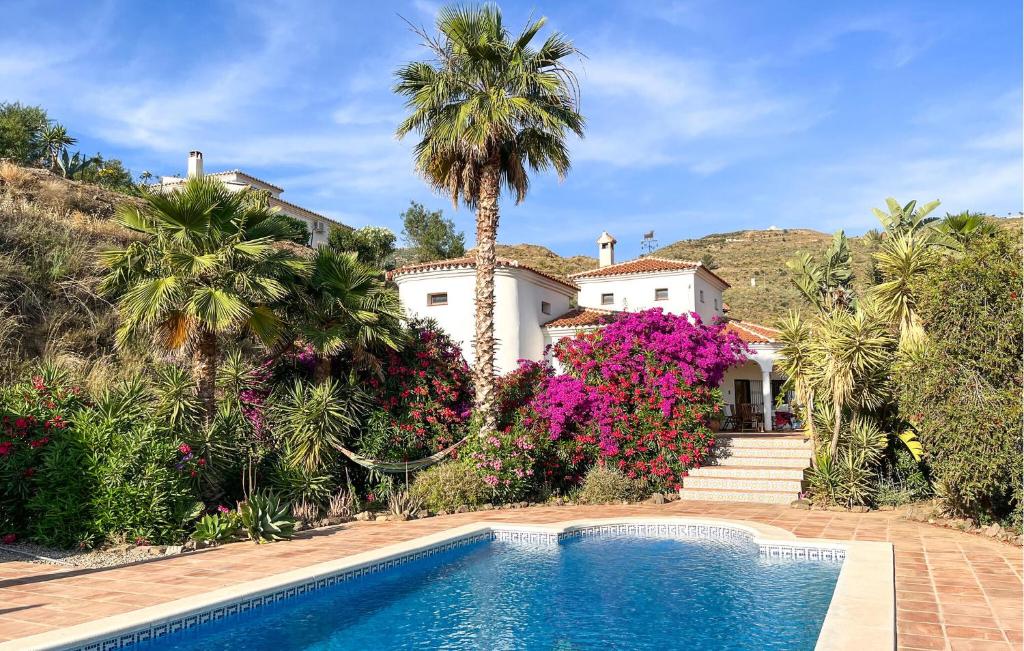 ein Haus mit einer Palme und einem Pool in der Unterkunft 5 Bedroom Cozy Home In Arenas in Arenas