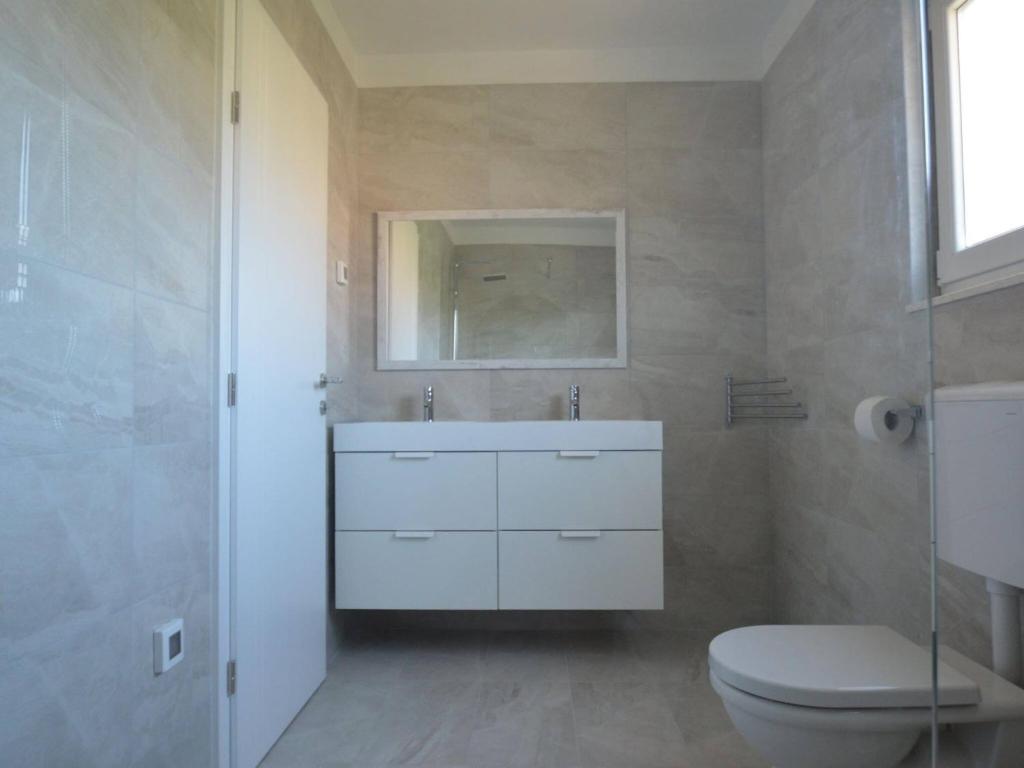 Łazienka w obiekcie MY DALMATIA - Sea view villa Anpero with private heated pool and sauna