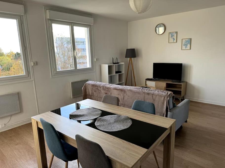 un salon avec une table et un canapé dans l'établissement ღ Bel Air - T4 Spacieux, Lumineux et Parking, à La Rochelle