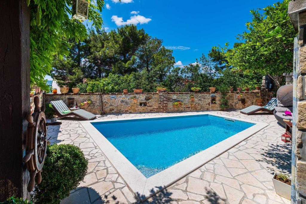 Bazén v ubytovaní MY DALMATIA - Sea view villa Danica with private pool alebo v jeho blízkosti